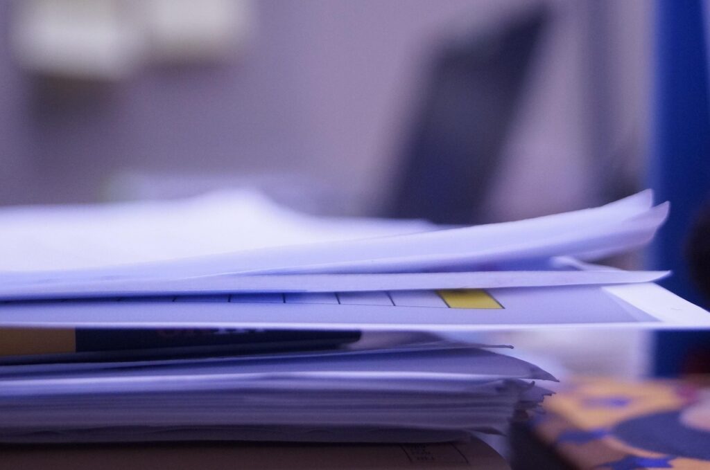 会社員がSNSを活用した副業の成功事例は？