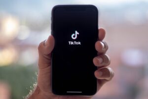 TikTokの運用代行で収益を上げる方法は？