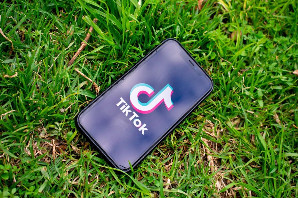 TikTok運用代行の単価はどれくらい？